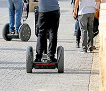 Personen fahren mit Segways